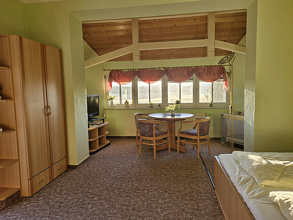 Sitzbereich mit TV im Erker