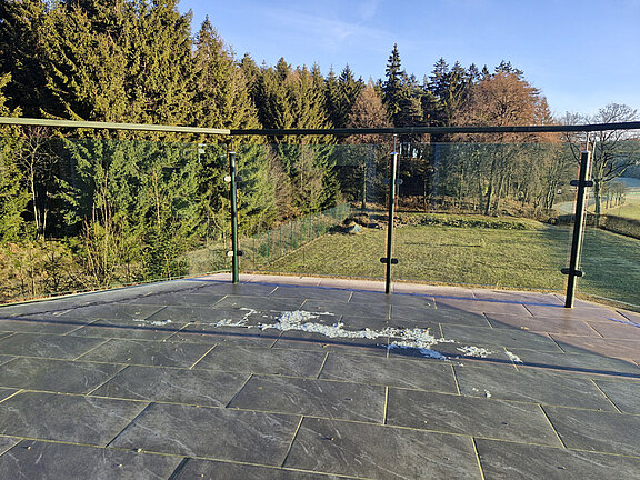 grosser Balkon mit schoenem Ausblick